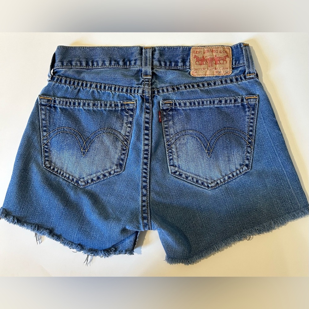 Levi’s denim cut off shorts. Size 32.